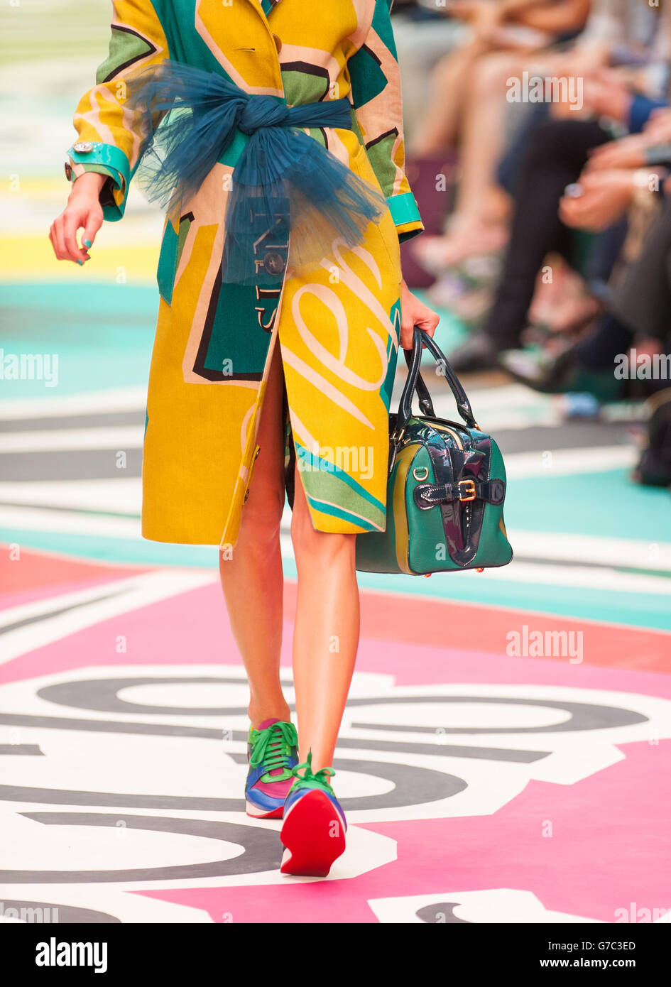 Un modello sulla passerella per lo spettacolo di abbigliamento donna Burberry Prorsum presso l'Albert Memorial, Londra, durante la London Fashion Week. Foto Stock