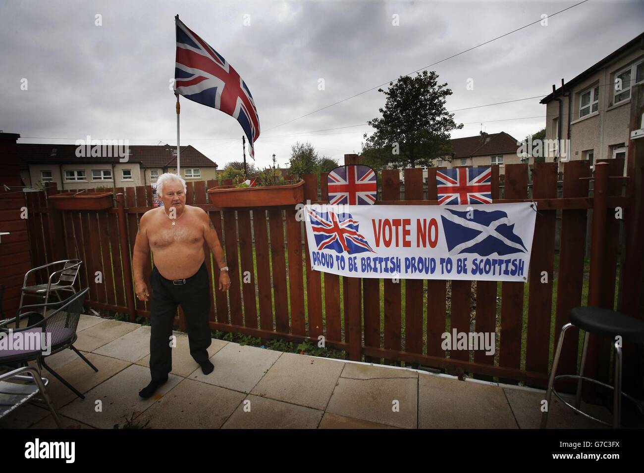 Meglio insieme il sostenitore Walter Barclay nel suo cortile a Glasgow, Scozia, mentre la campagna in vista del referendum per l'indipendenza scozzese entra nei suoi ultimi giorni. Foto Stock