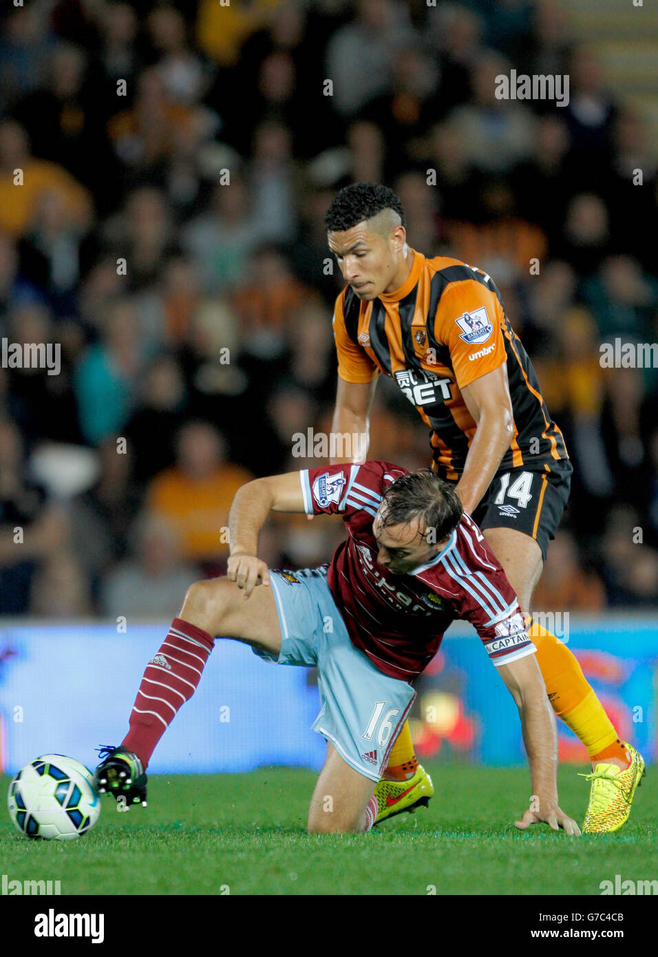 Jake Livermore di Hull City sfida West Ham United's. Mark Noble Foto Stock