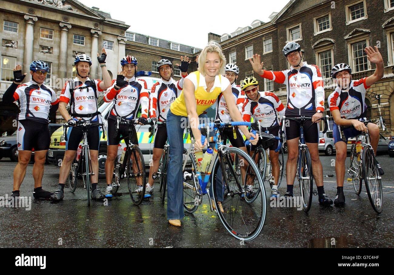 Model Nell McAndrew durante una fotocellula per lanciare un giro in bicicletta di quattro giorni da parte di un team di ciclisti, tra cui medici per bambini, per raccogliere fondi per l'Evelina Children's Hospital Appeal tenutosi al Guy's Hospital a sud di Londra. I ciclisti (sinistra-destra) Terry Fox, Kevin Falck, Simon Sauvagnargues, Mark Thewlis, Marino Festa, Tom Festa, Mike Cook e Owen Core visiteranno 20 ospedali nel sud-est durante il loro viaggio di beneficenza. Foto Stock