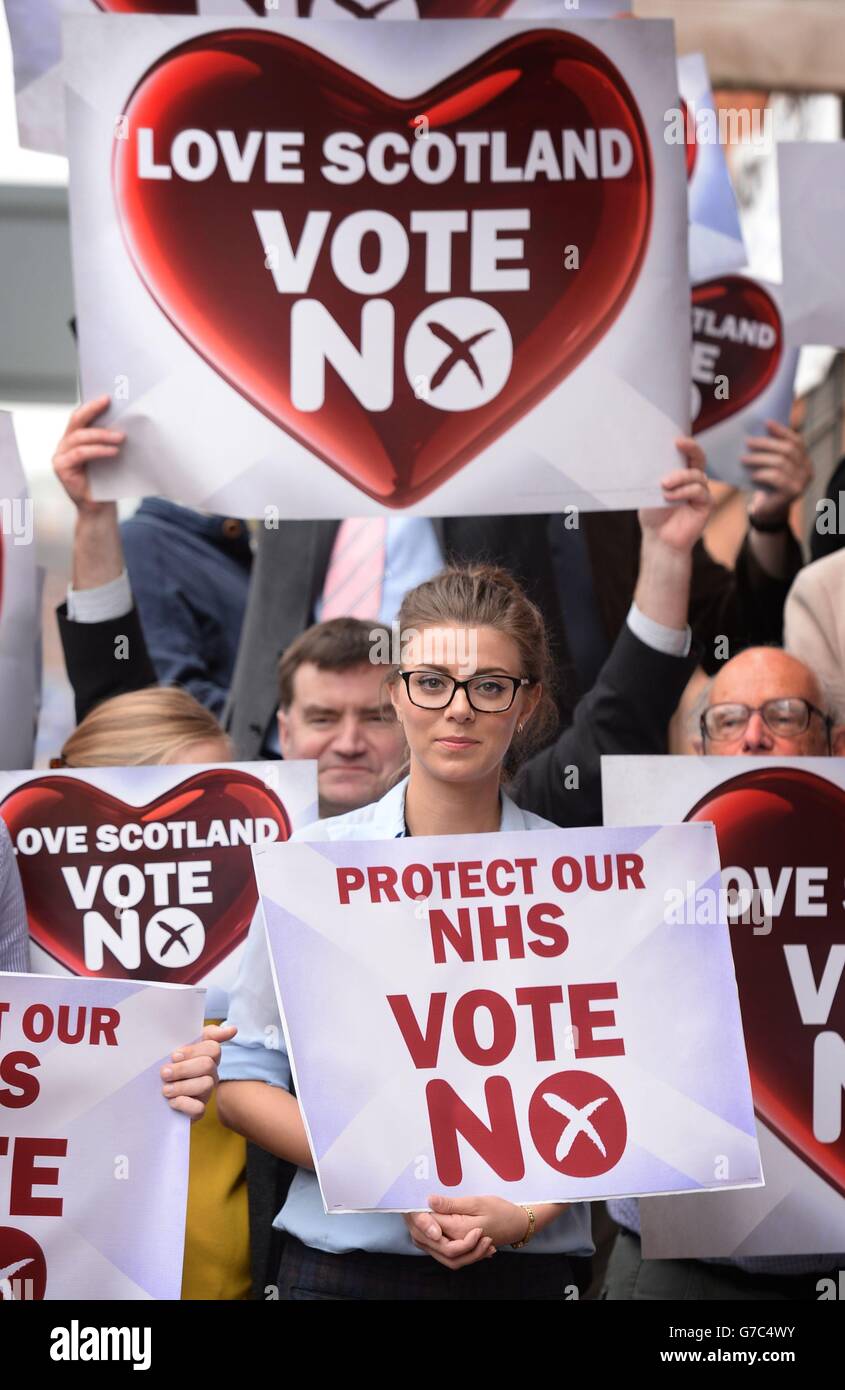 Sì e No sostenitori al di fuori di un raduno tenuto dalla campagna No contro l'indipendenza scozzese a Glasgow, in vista del referendum sull'indipendenza scozzese che si terrà domani. Foto Stock