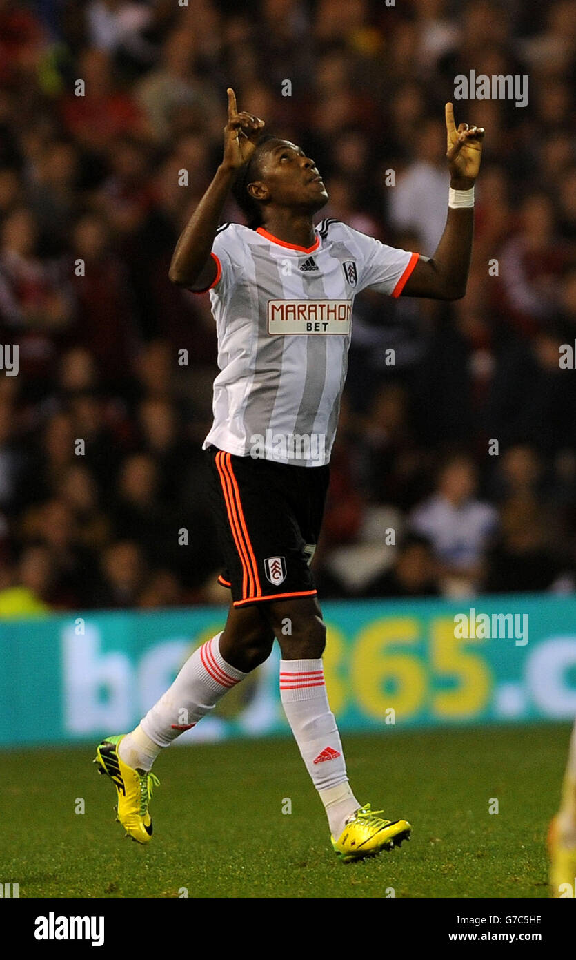 Hugo Rodallega di Fulham celebra il suo secondo gol al di fianco durante la partita del campionato Sky Bet al City Ground, Nottingham. Foto Stock