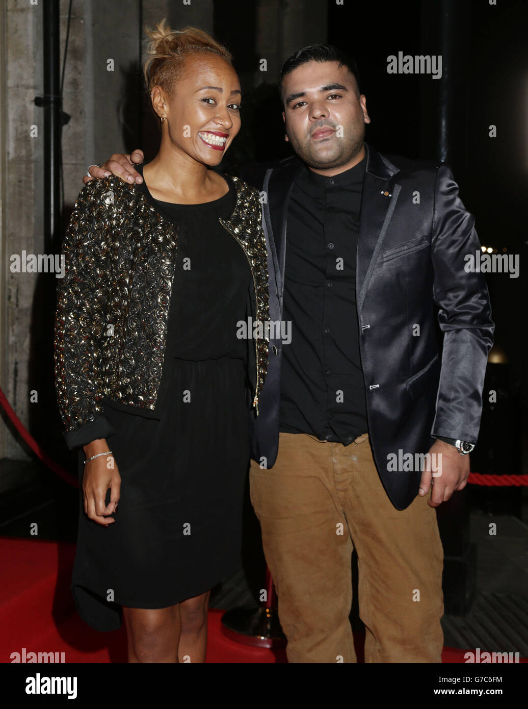 Emeli Sande e Shahid Khan, alias Naughty Boy, arrivano per l'Asian Achievers Awards, al Grosvenor House Hotel on Park Lane, Londra. Foto Stock