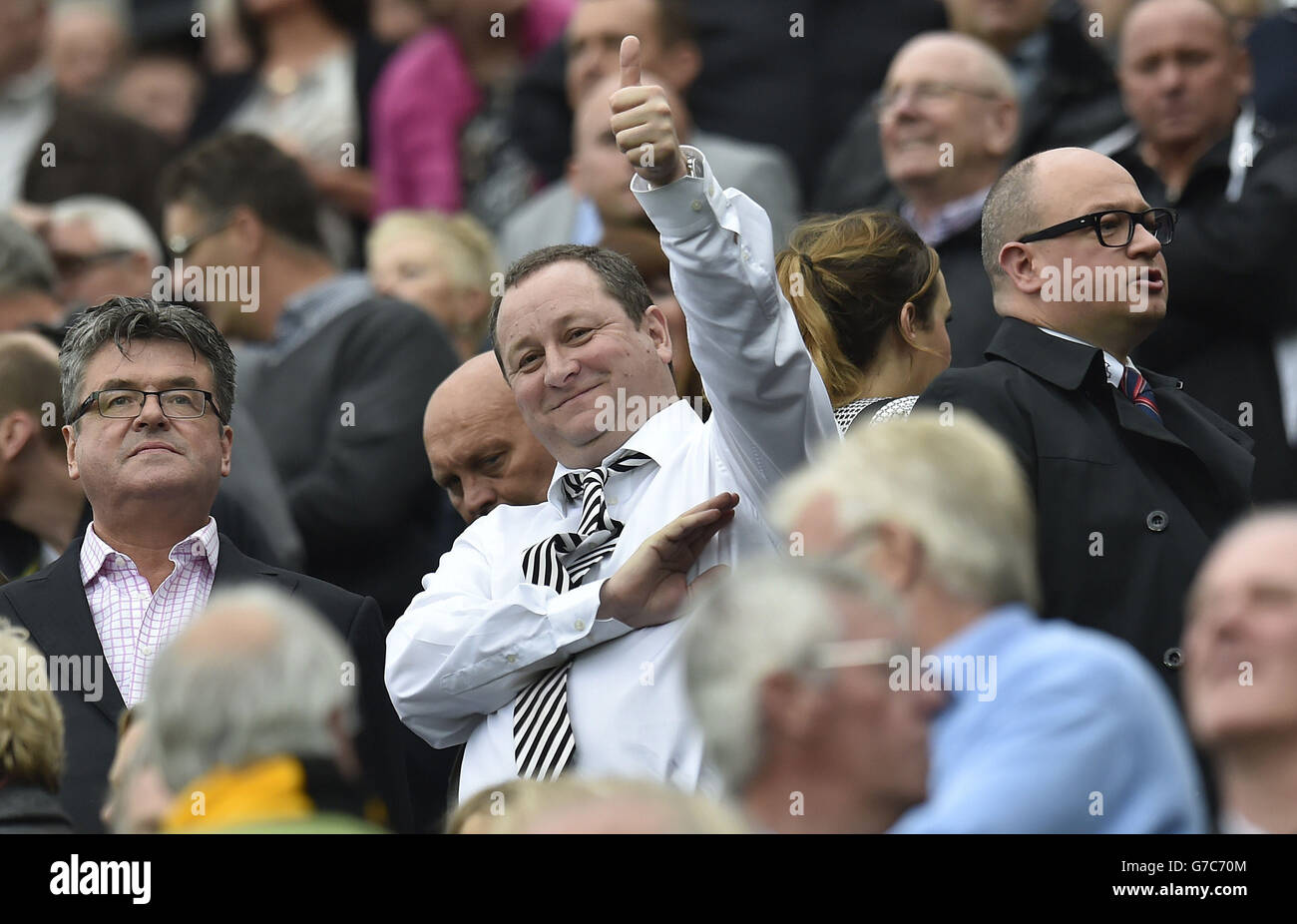 Il presidente di Newcastle Mike Ashley dà il pollice in su durante la partita di Barclays Premier League a St James' Park, Newcastle. Foto Stock