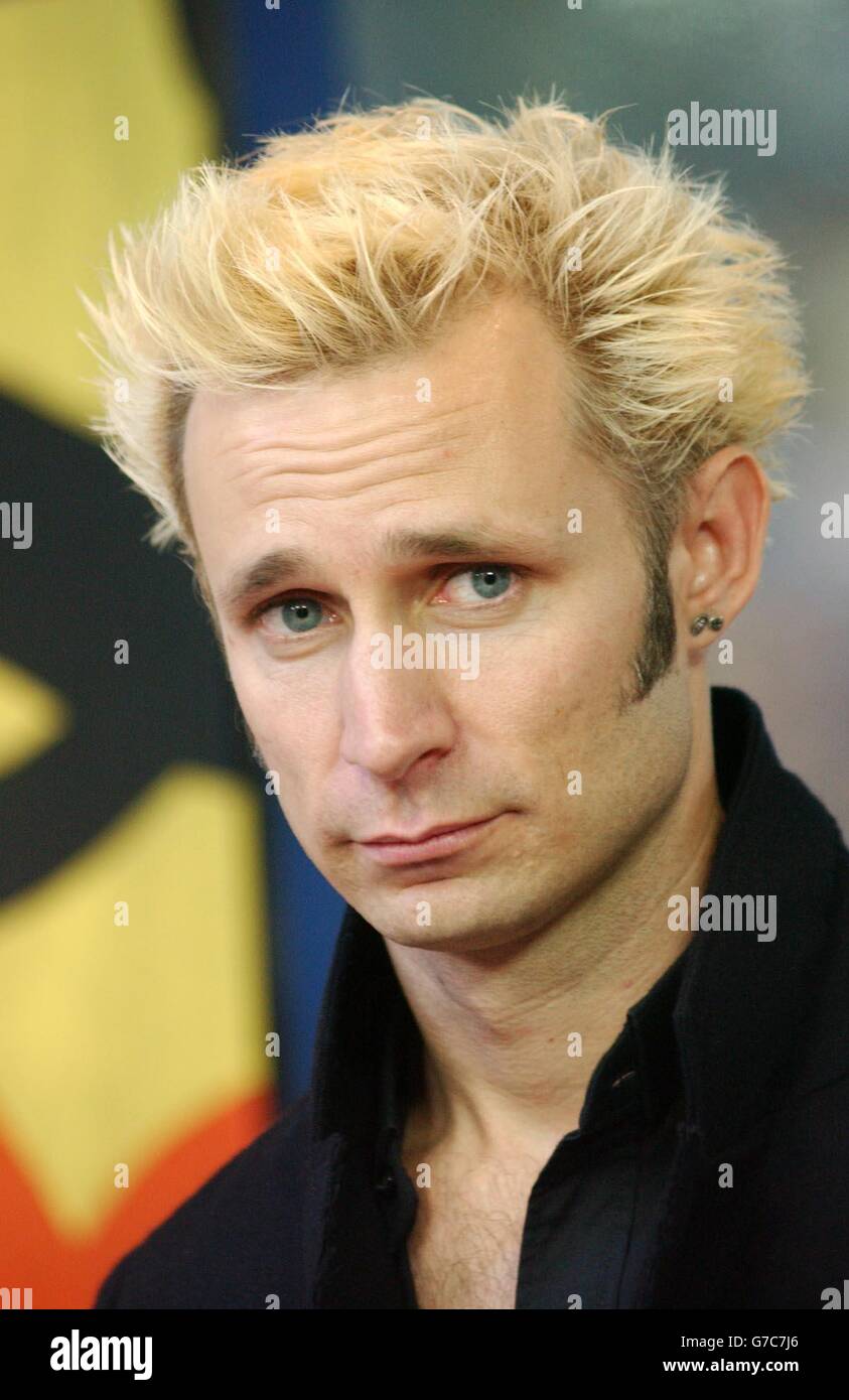 Mike Dirnt del gruppo punk rock Green Day durante la loro apparizione ospite su MTV's TRL - Total Request Live - show, presso i nuovi studi di Leicester Square, nel centro di Londra. Il gruppo ha superato la classifica degli album del Regno Unito con 'American Idiot'. Foto Stock