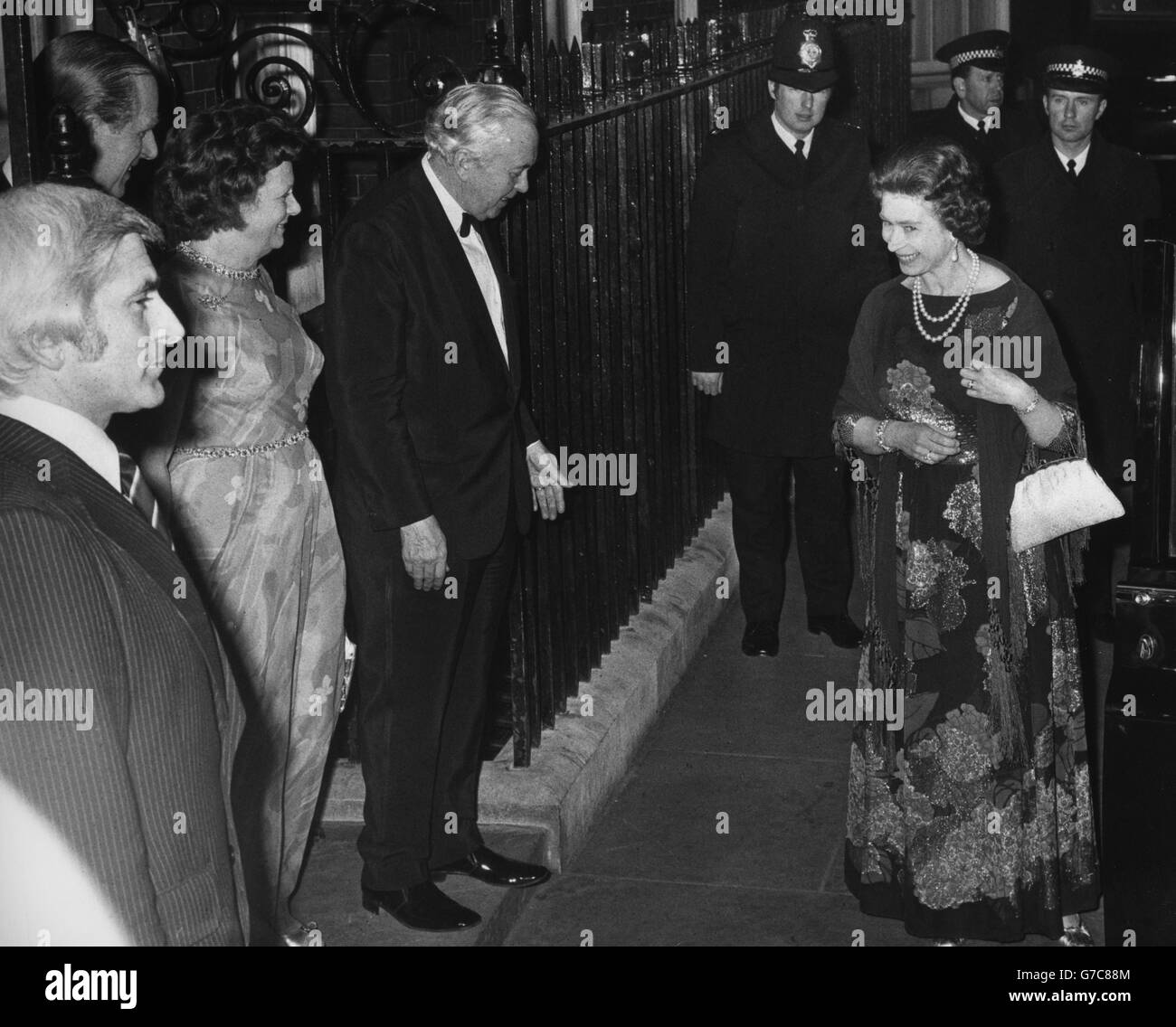 La regina Elisabetta II fuori 10 Downing Street, che ha fatto un'offerta a Arrivederci per ritirare il primo ministro Harold Wilson e sua moglie Maria. Foto Stock