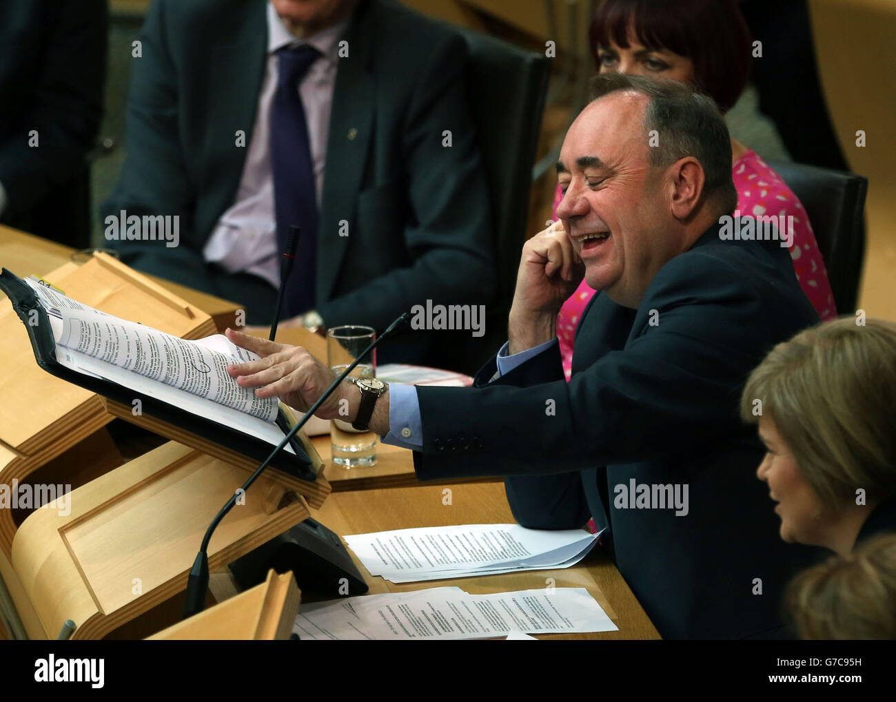Primo ministro scozzese Alex Salmond durante il tempo delle interrogazioni al Parlamento scozzese, a Edimburgo. Foto Stock
