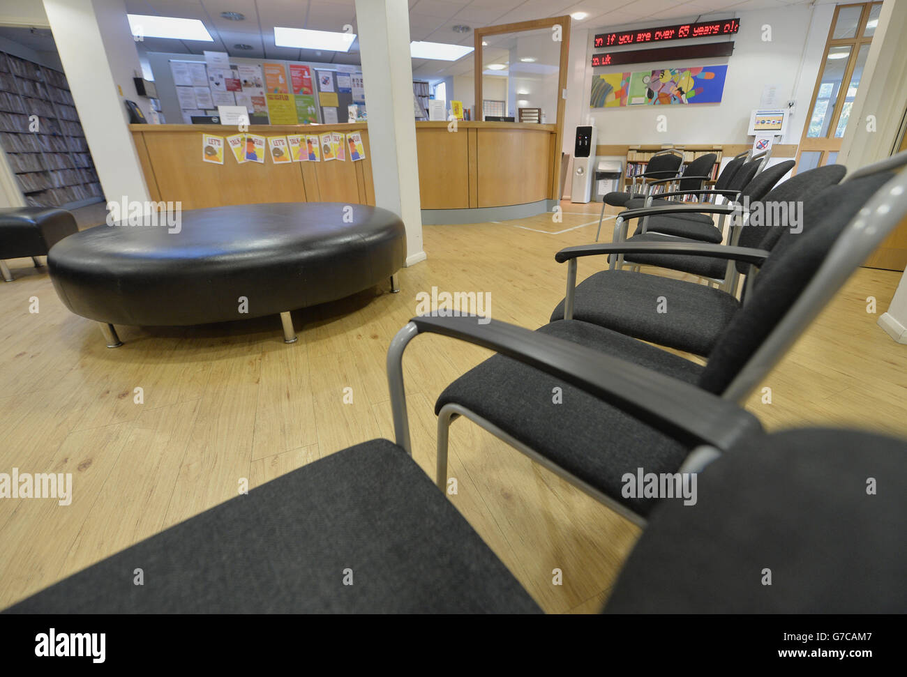 Sedie vuote nella sala d'attesa presso il Temple Fortune Health Center GP Practice vicino a Golders Green, Londra. Foto Stock