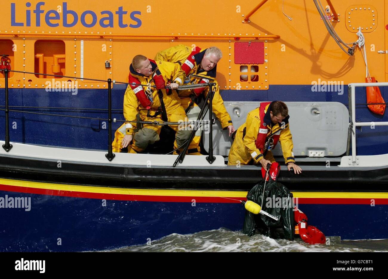 I servizi di emergenza britannici e francesi hanno in scena un'esercitazione congiunta di salvataggio in mare al largo di dover a Kent. L'esercizio chiamato 'Manchex 2004' testerà come le guardie costiere dei due paesi potrebbero far fronte a un incidente di navigazione nella Manica, parte di una serie di eventi in occasione del centenario dell'Entente Cordiale. Foto Stock