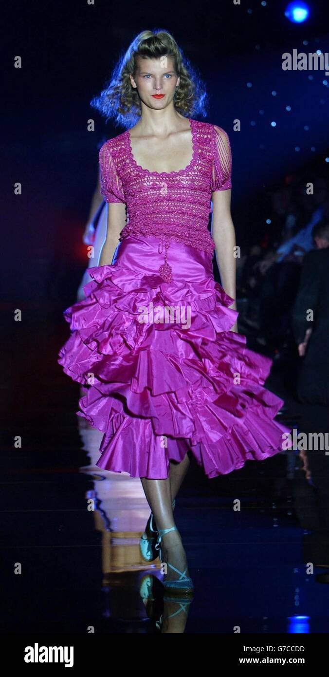 Un modello sulla passerella durante la sfilata della London Fashion Week Primavera/Estate 2005 del designer gallese Julien Macdonald, tenuta presso l'ex Saatchi Gallery Building di Hampstead, a nord di Londra. Foto Stock