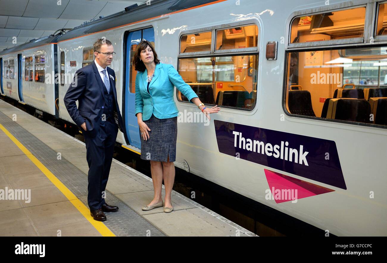 CEO di Govia Thameslink Railway Charles Horton e ministro ferroviario Claire Perry alla Blackfriars Station, Londra, quando Govia inizia a gestire i suoi servizi ferroviari Thameslink e Great Northern. Foto Stock