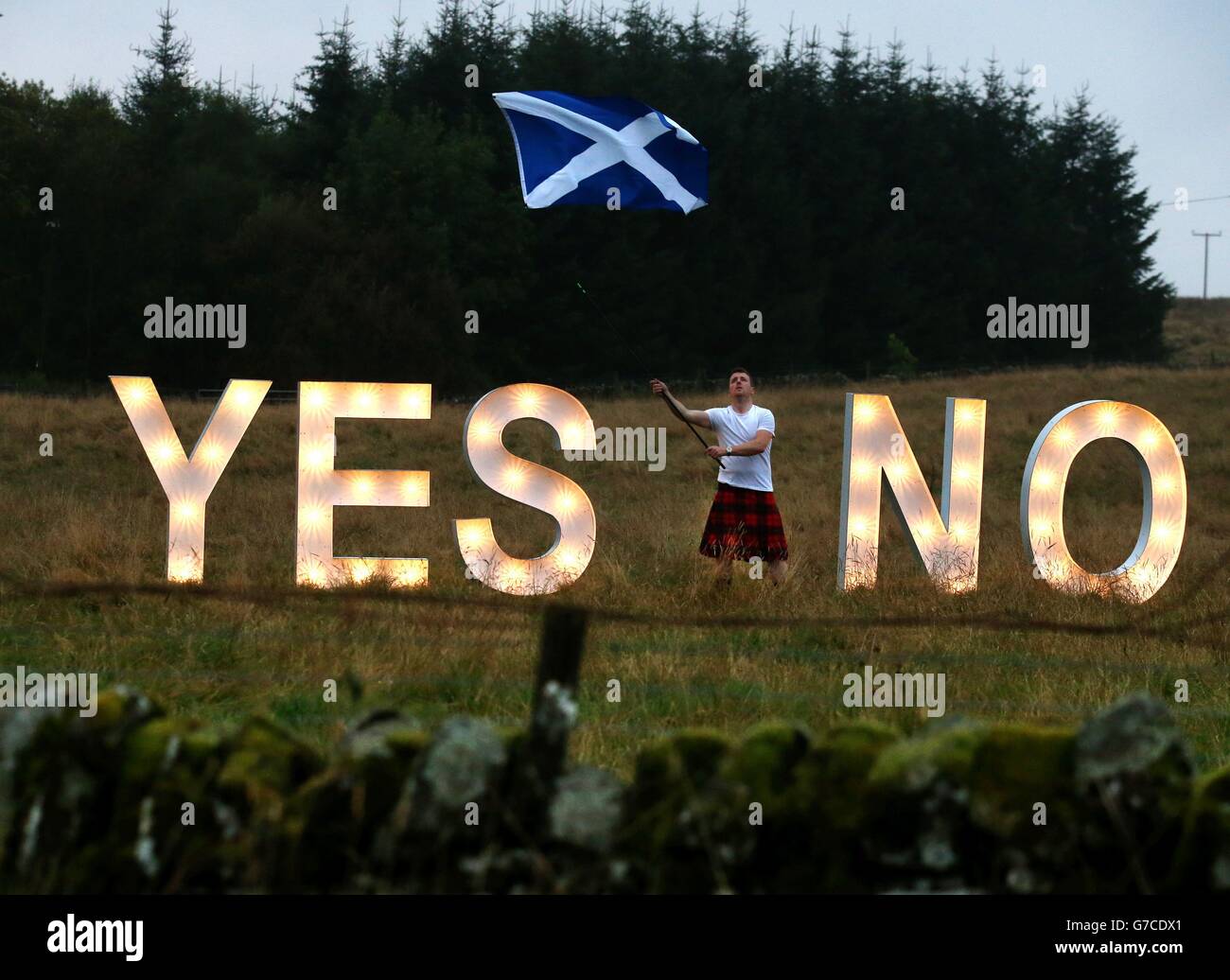 Foto inedita datata 15/09/14 dell'imprenditore Jon Gamble dal go2eventhire come egli pone la domanda si o NO con i segni illuminati vicino a Dunblane, Scozia, prima del voto nel referendum scozzese il 18 settembre. Foto Stock