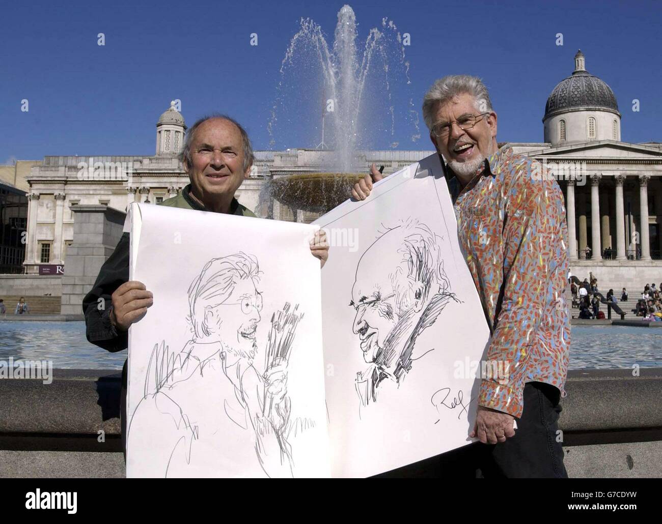 Gli artisti Rolf Harris (a destra) e Quentin Blake posano con ritratti l'uno dell'altro durante una fotocall per lanciare la più grande festa d'arte libera del mondo, Art on the Square: Unisciti alla festa, a Trafalgar Square nel centro di Londra. La festa che si svolge domenica 26 settembre a Trafalgar Square, segna il lancio nazionale del Big Draw 2004, il più grande evento di arte libera del Regno Unito. Foto Stock