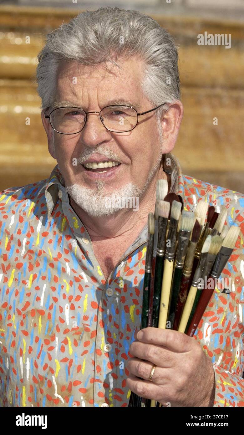 L'artista Rolf Harris durante una fotocellula per lanciare il più grande party d'arte libera del mondo, Art on the Square: Unisciti alla festa, a Trafalgar Square nel centro di Londra. La festa che si svolge domenica 26 settembre a Trafalgar Square, segna il lancio nazionale del Big Draw 2004, il più grande evento di arte libera del Regno Unito. Foto Stock