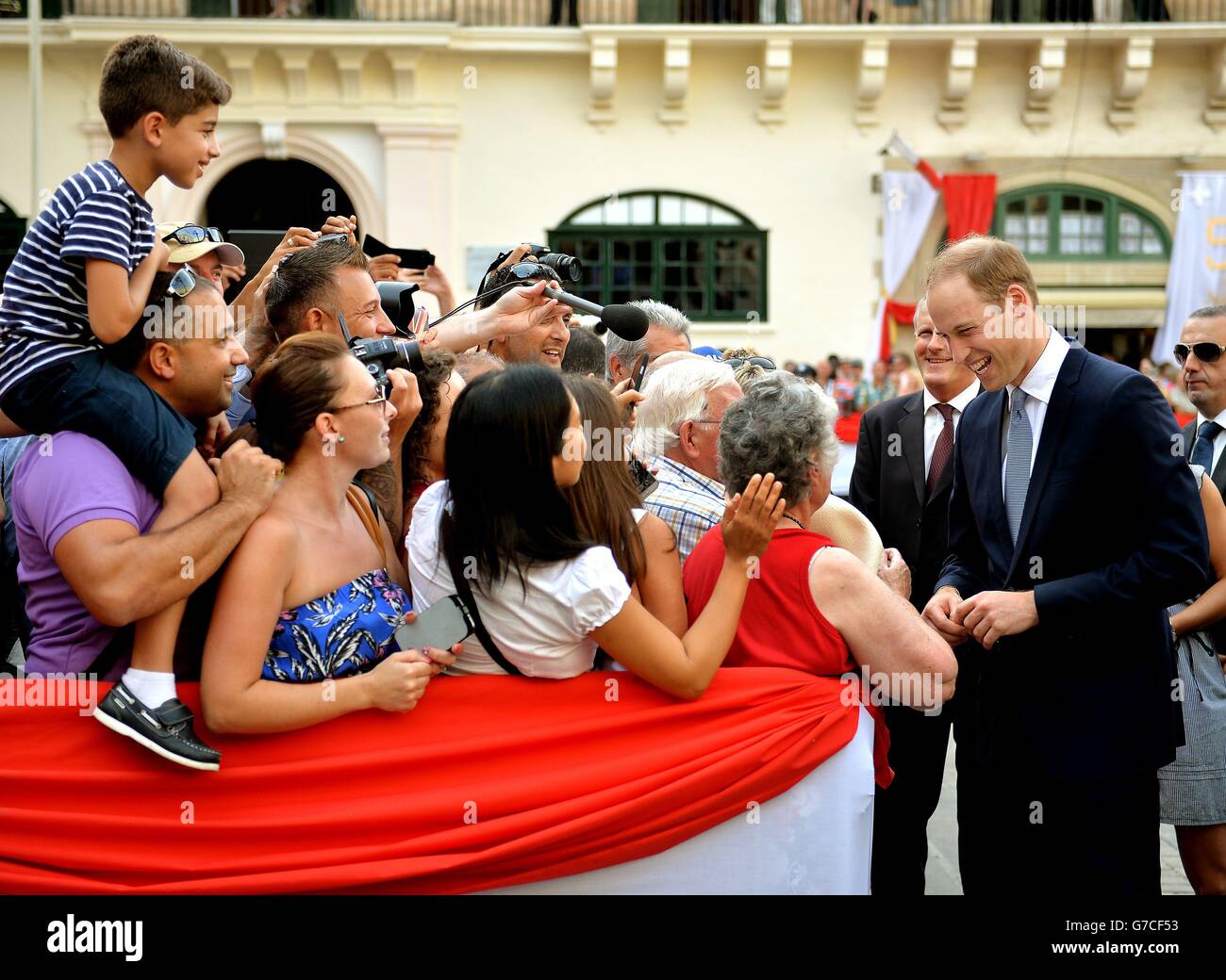 Il duca di Cambridge incontra i bravori durante una passeggiata a la Valletta, Malta, in vista del 50° anniversario della sua indipendenza. Foto Stock
