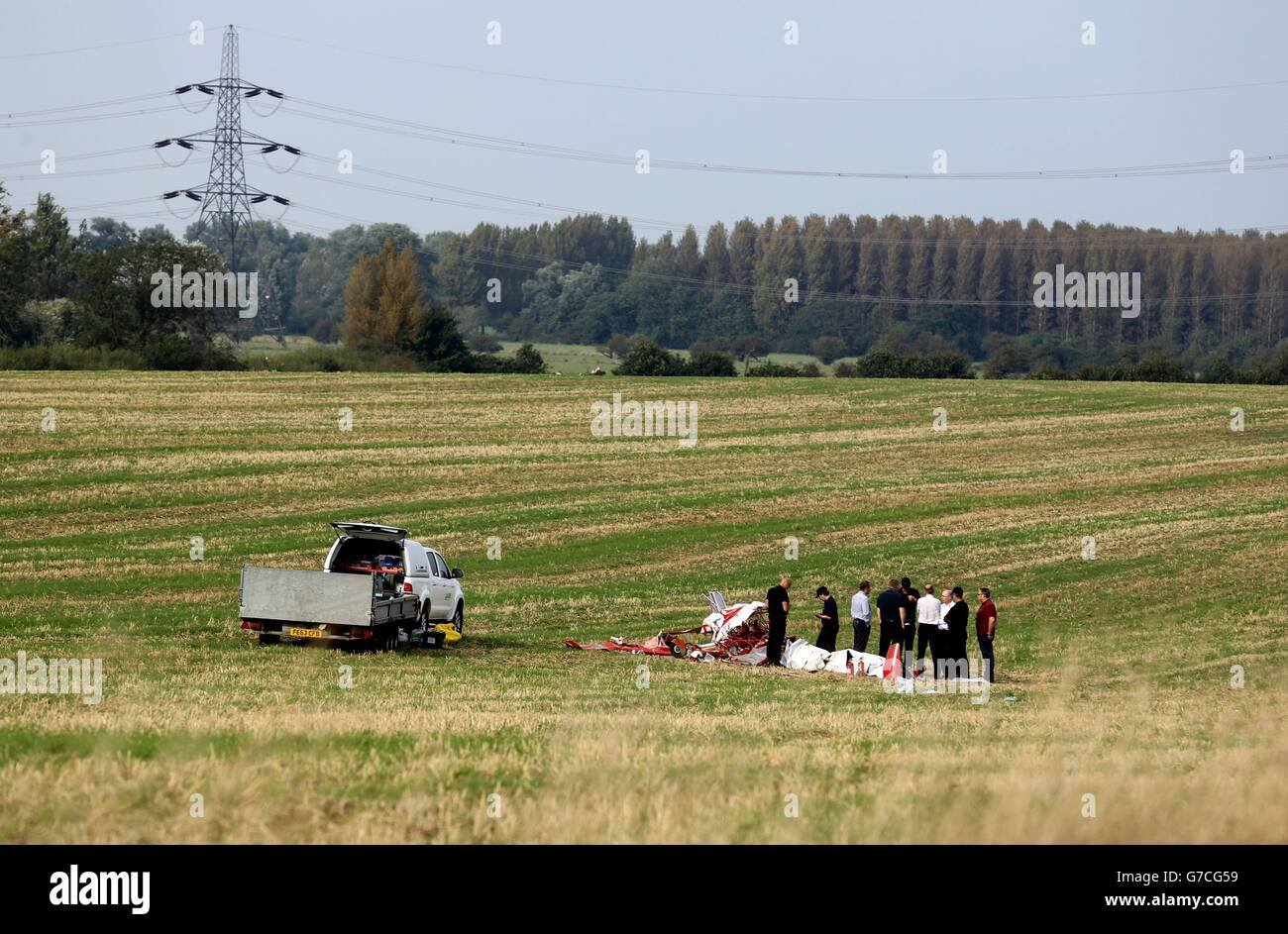 Gli investigatori hanno visto il relitto dopo che una persona ha perso la vita quando l'aereo micro leggero che stavano volando ha colliso a metà dell'aria con un altro aereo leggero prima di schiantarsi in un campo a Tempsford, Bedfordshire. Foto Stock