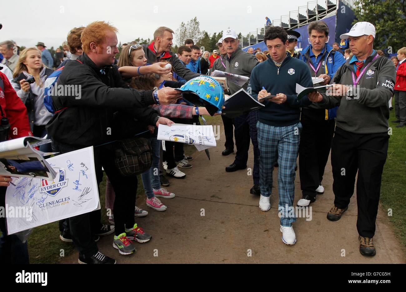 Rory McIlroy in Europa firma autografi durante una sessione di pratica al campo da golf Gleneagles, Perthshire. Foto Stock