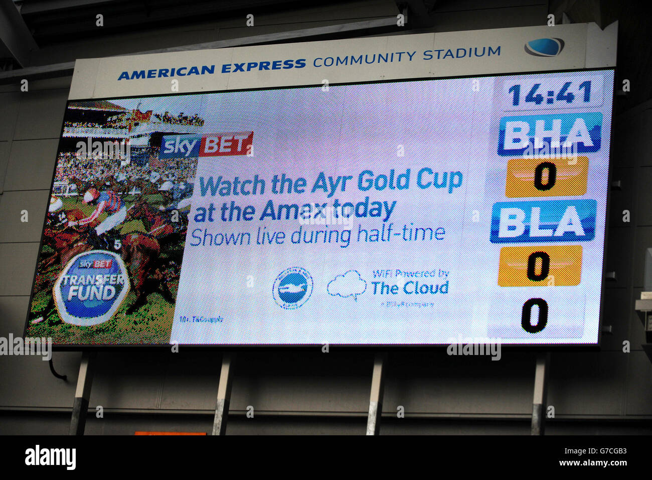 Calcio - Campionato Sky Bet - Brighton and Hove Albion / Blackpool - AMEX Stadium. L'Ayr Gold Cup è pubblicizzato come mostrato sul grande schermo a metà tempo allo stadio AMEX Foto Stock