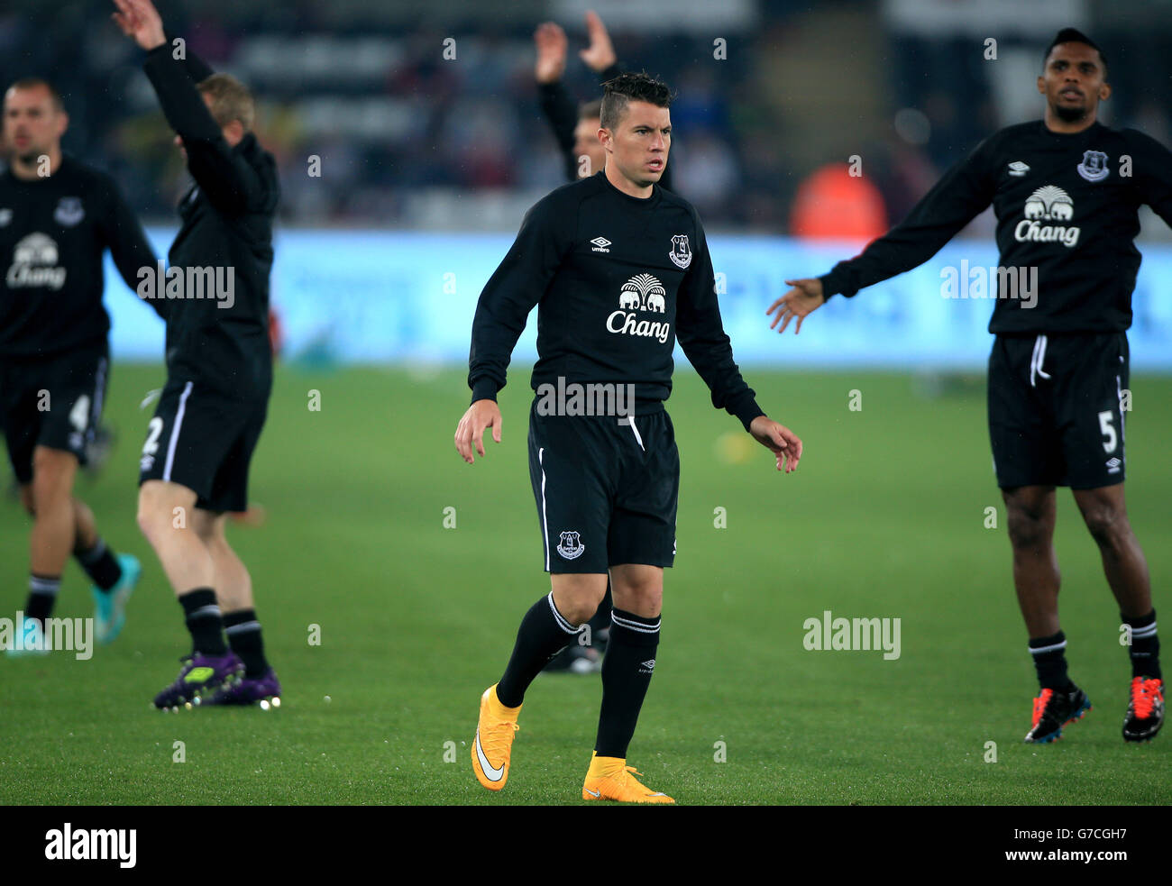 Bryan Oviedo di Everton si riscalda prima della terza partita della Capital One Cup al Liberty Stadium di Swansea. Foto Stock