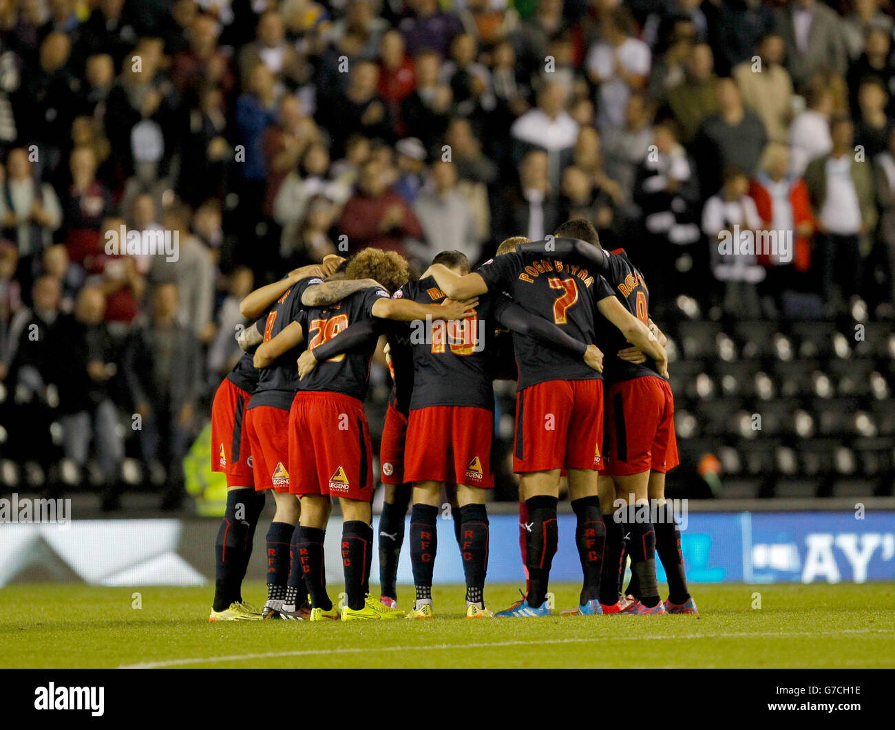 Calcio - Capital One Cup -Third Round- Derby County v Reading - iPro Stadium. Lettura giocatori gruppo huddle prima del calcio d'inizio Foto Stock