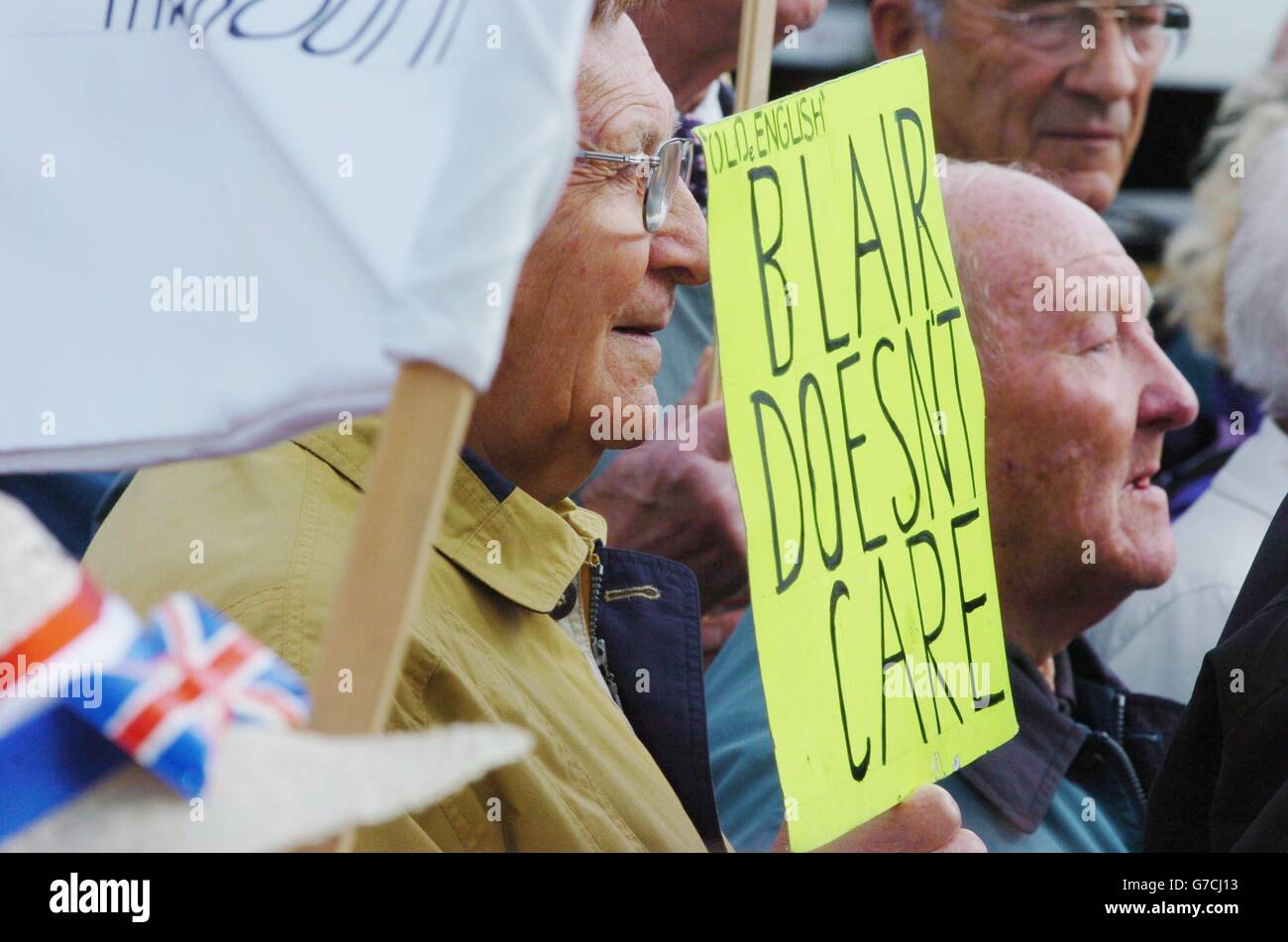 Un pensionato con un cartello che esclama "Blair non si prende cura" si unisce a circa 200 altri pensionati del vecchio gruppo inglese mentre marciavano verso la Conferenza del Partito conservatore a Bournemouth. Il gruppo protestava per le politiche del governo in materia di pensioni. Foto Stock