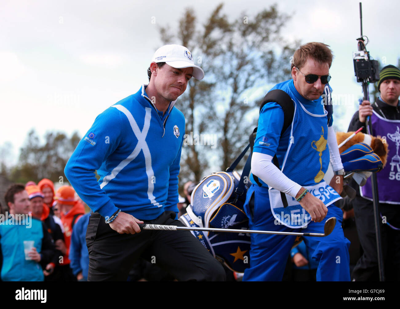 Il Rory McIlroy dell'Europa reagisce a un colpo durante le partite dei quattordici giorni uno della 40a Ryder Cup al Gleneagles Golf Course, Perthshire. Foto Stock