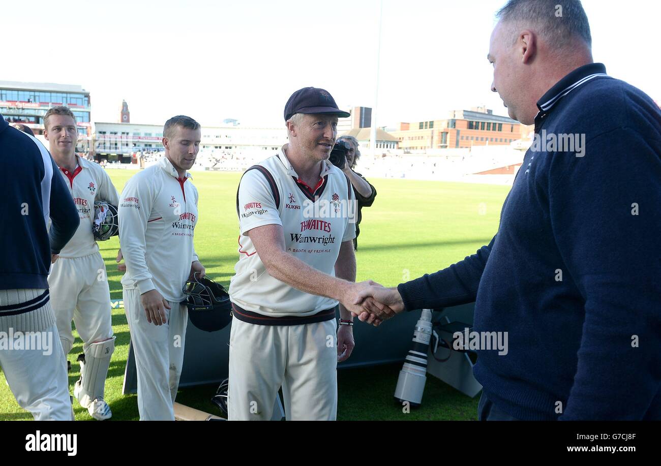 Il Lancashire's Glen Chapple scuote le mani con Angus Fraser, dopo che la loro partita con Middlesex termina in un pareggio, durante il quarto giorno della partita del campionato LV= County Championship a Old Trafford, Manchester. Foto Stock