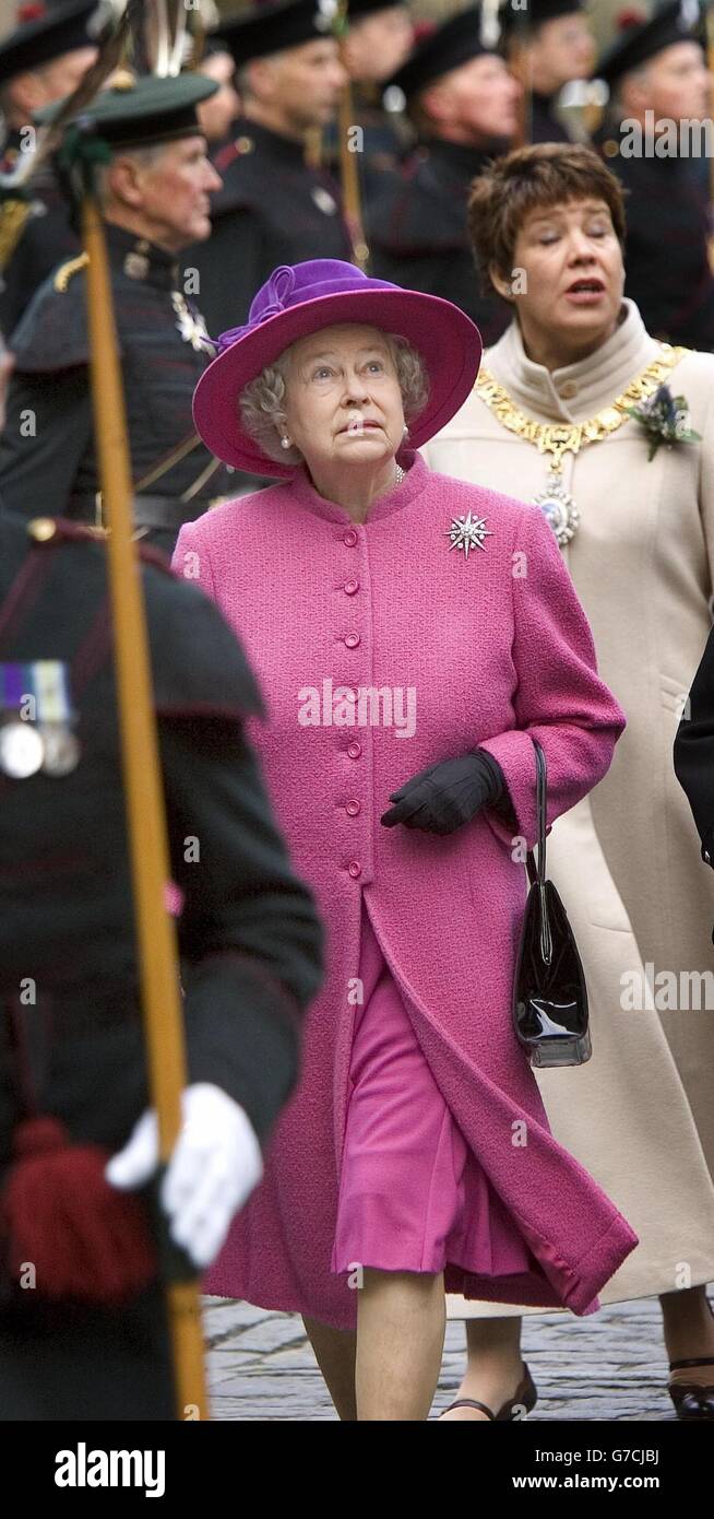 La regina britannica Elisabetta II arriva in Piazza del Parlamento per l'inizio delle cerimonie di apertura del Parlamento scozzese a Holyrood. Foto Stock