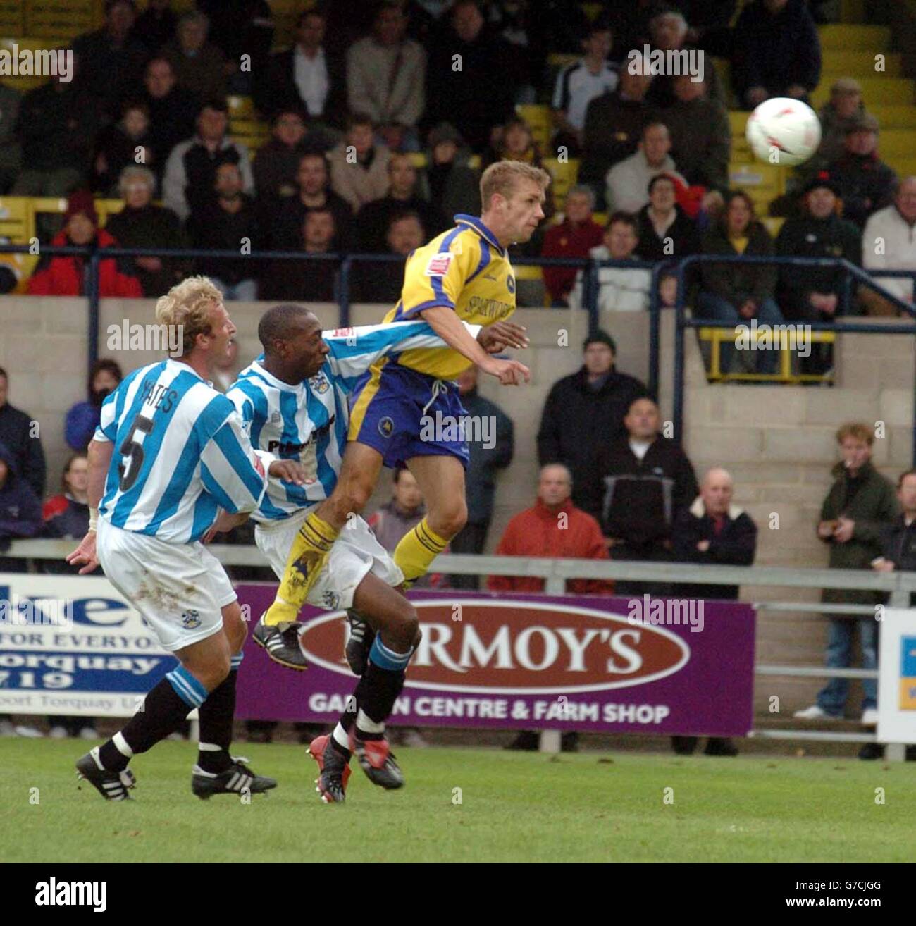 Kevin Hill di Torquay si dirige verso l'obiettivo di Huddersfield durante la partita della Coca Cola League One a Plainvoor, Torquay. . Foto Stock