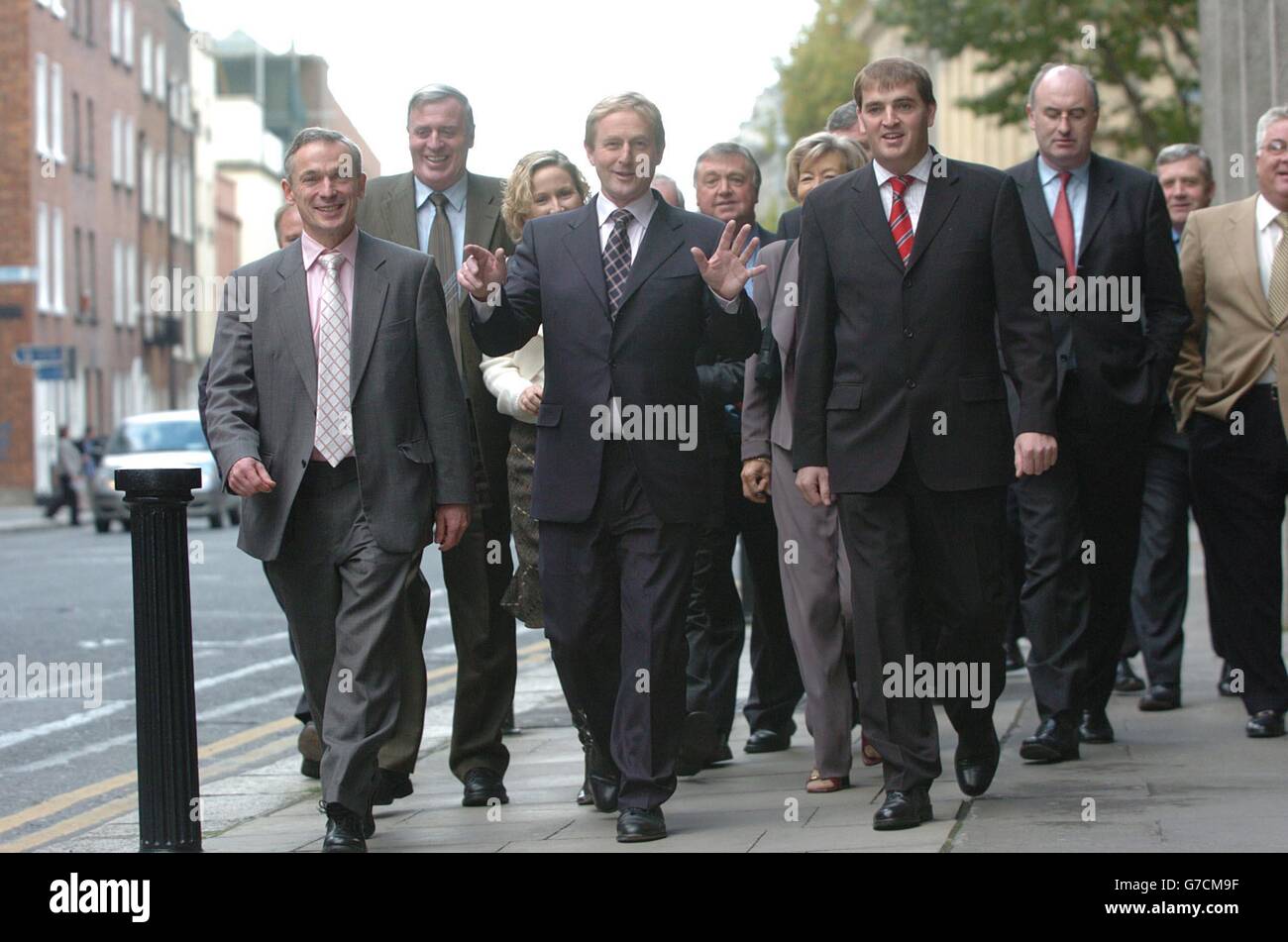 Il leader di fine Gael, Enda Kenny (centro) si è arrving in un hotel a Dublino. L'ex leader del fine gael Michael Noonan è stato promosso di nuovo alla prima panchina del partito nel primo rimpasto di Enda Kenny in due anni. Foto Stock