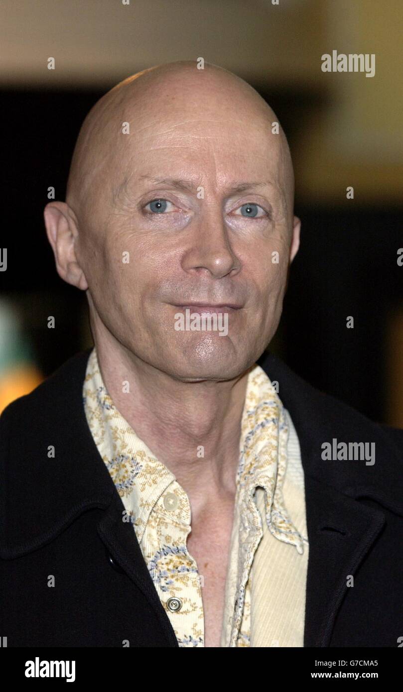 Richard o'Brien, creatore del Rocky Horror Show, si pone per i fotografi mentre arriva per la sfilata annuale make-A-Wish Foundation UK e per il pranzo al Dorchester nel centro di Londra. Foto Stock