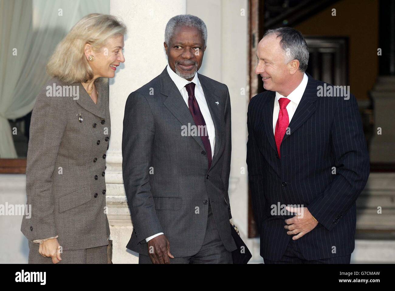 Da sinistra a destra: Nane Annan, Kofi Annan Segretario Generale delle Nazioni Unite e Ministro irlandese degli Affari Esteri Dermot Ahern a Farmleigh House, Dublino durante la visita di Kofi Annan in Irlanda. Foto Stock