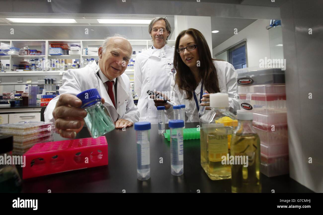 Il segretario d'affari vince Cable (a sinistra) con il professor David Hume (centro) e lo studente Natasha Whenham come MR Cable annuncia l'investimento di &libbra;125 milioni a studenti di bioscienze postlaurea mentre in una visita al Roslin Institute dell'Università di Edimburgo. Foto Stock