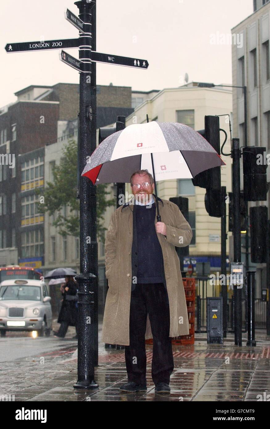 Bill Bryson, l'autore più venduto, e i membri del Women's Institute (WI) hanno lo scopo di proteggere le strade storiche dalle rovine di un design inadeguato, sostenendo la campagna di Save Our Street di English Heritage per affrontare una crescente marea di cartelli, pali, paletti, pali e barriere. L'eredità inglese avverte che il caos visivo dalla pavimentazione di hotchpotch e i segnali di traffico obtrusive colpiscono i villaggi storici, le città e le città e influisce sulla qualità della vita delle persone. Foto Stock