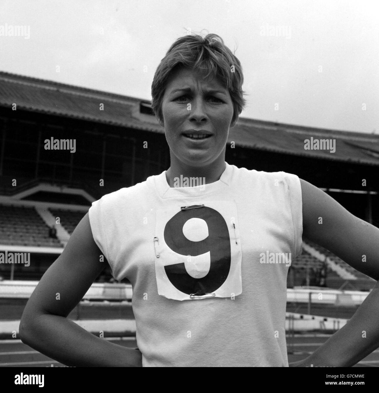 L'atleta olimpica inglese Mary Rand, che è stato nominato negli ostacoli di 80 metri e lungo salto nei giochi del Commonwealth in Giamaica. Foto Stock