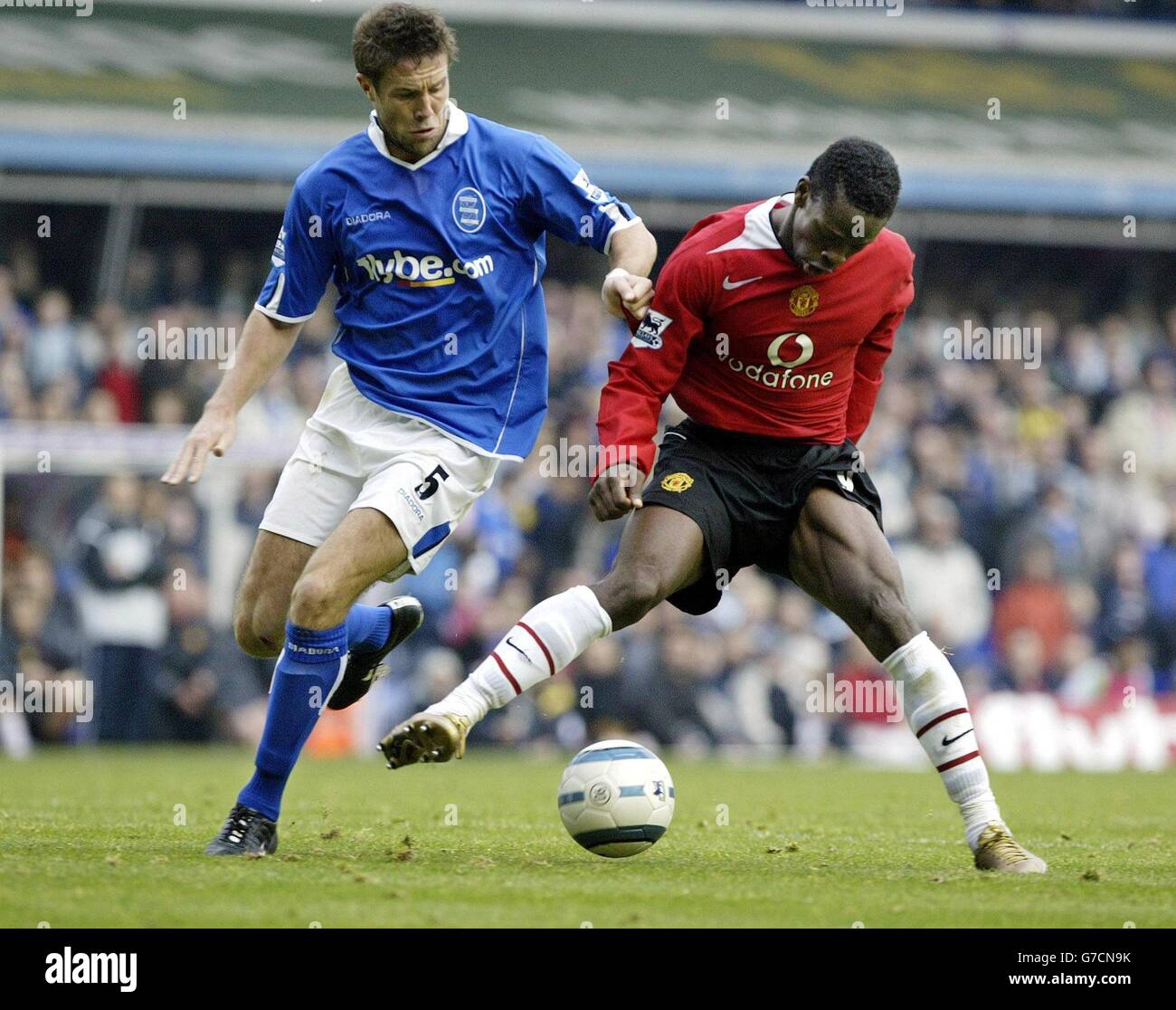 Il Manchester United's Louis Saha si scontra con il difensore di Birtmingham City Matthew Upson (L) durante il loro sorteggio nel 0-0 nella partita della Barclaycard Premiership a St Andrews. Foto Stock