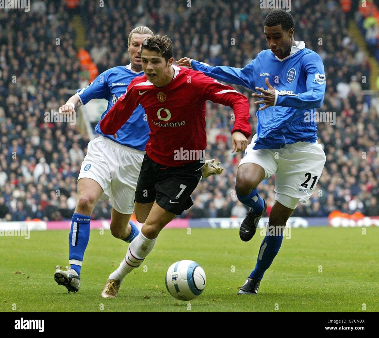 Cristiano Ronaldo del Manchester United viene guidato fuori dal pallone dai difensori della città di Birmingham Julian Grey (a destra) e Robbie Savage, durante il pareggio del 0.0 nella loro Barclaycard Premiership Match a St Andrews. Foto Stock