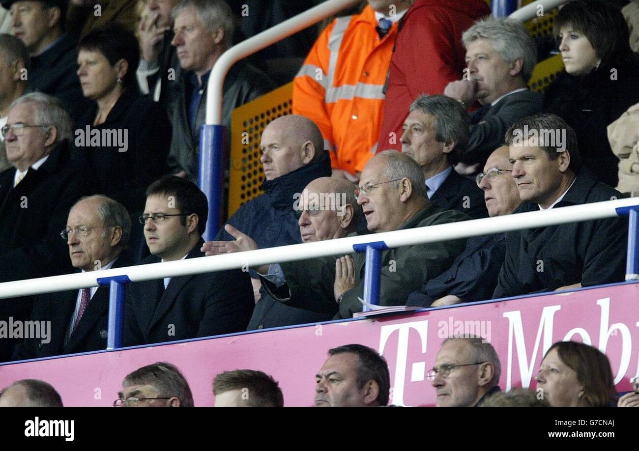 I registi di Manchester United (da sinistra a destra) Sir Roy Gardner (L) con (dalla terza a sinistra) Sir Bobby Charlton, Michael Edleson, Club sec' Ken Merrett e Chief Exective David Gill osservano il sorteggio del team del 0-0 contro Birmingham City nella partita Barclaycard Premiership a St Andrews, Birmingham, sabato 16 ottobre 2004. Foto Stock