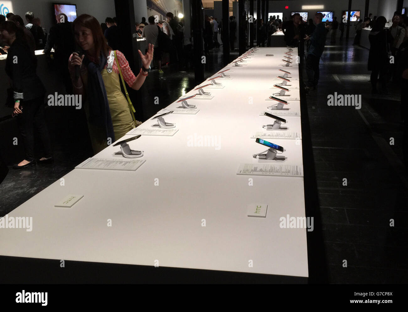 Il nuovo smartphone HTC Desire EYE viene visto all'evento HTC Double Exposure di New York, USA. Foto Stock