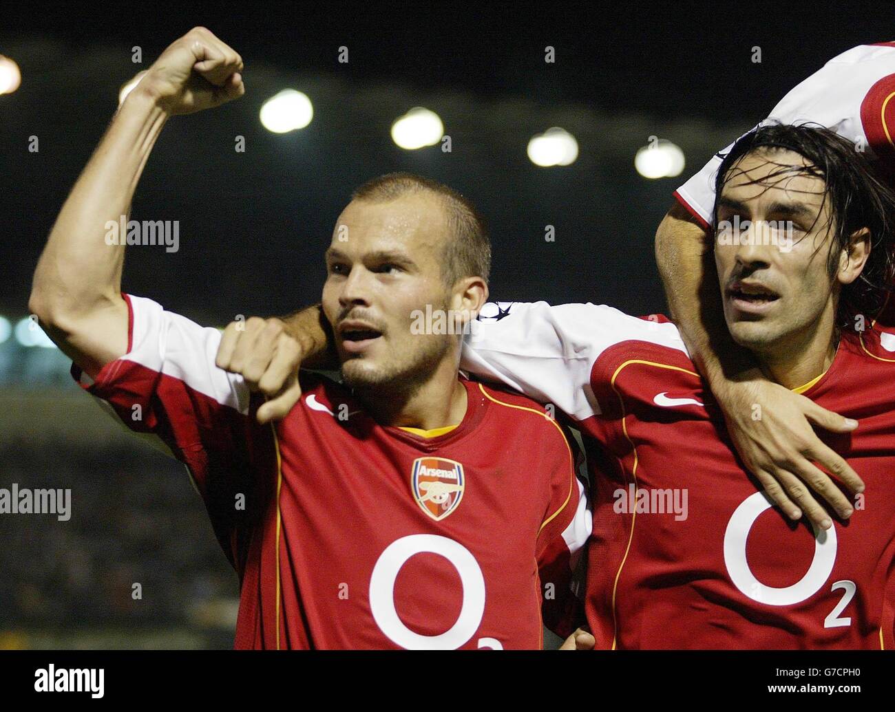 Il Freddie Ljungberg di Arsenal (a sinistra) festeggia il gol di apertura con Robert Pires contro Panathinaikos durante la partita UEFA Champions League Group e allo Stadio Apostolos Nikolaidis, Atene, Grecia. Foto Stock Il Freddie Ljungberg di Arsenal (a sinistra) festeggia il gol di apertura con Robert Pires contro Panathinaikos durante la partita UEFA Champions League Group e allo Stadio Apostolos Nikolaidis, Atene, Grecia. Foto Stock