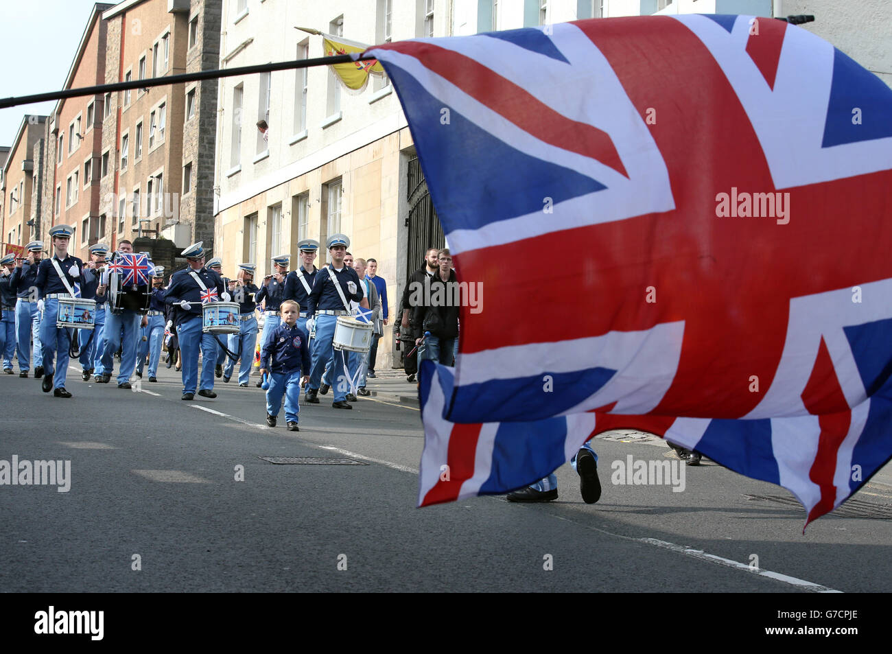 Un Orangemen marcia per le strade di Edimburgo durante un raduno 'fiero di essere britannico' a Edimburgo a sostegno dell'Unione, meno di una settimana prima che la Scozia voti sul referendum scozzese. Foto Stock