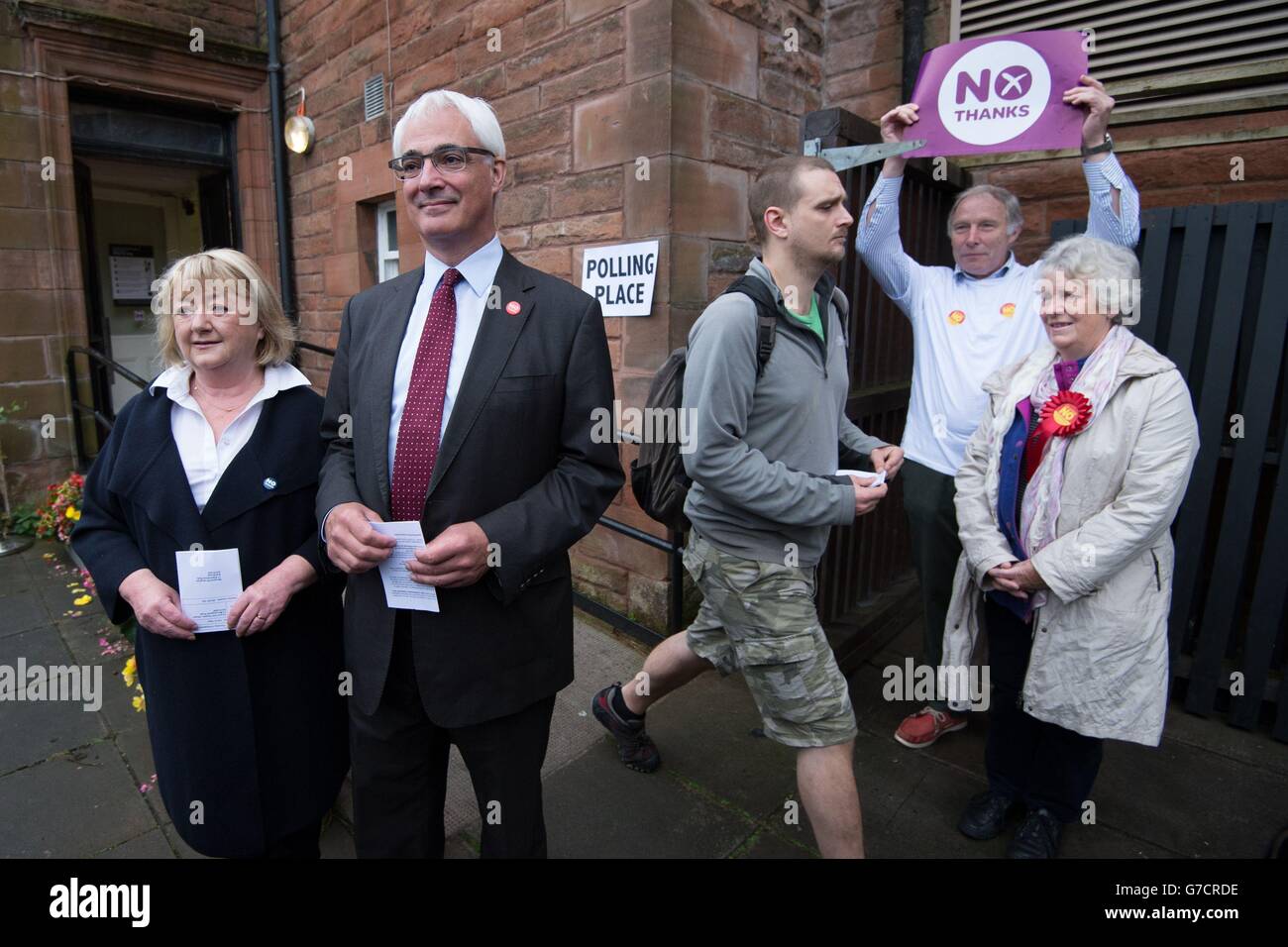 Ex cancelliere e leader della campagna Better Together Alistair Darling con sua moglie Maggie (a sinistra) e No attivisti al di fuori della stazione elettorale presso il Church Hill Theatre di Edimburgo, in quanto i sondaggi si sono aperti in un giorno storico per la Scozia, in quanto gli elettori determinano se il paese dovrebbe rimanere parte di Regno Unito. Foto Stock