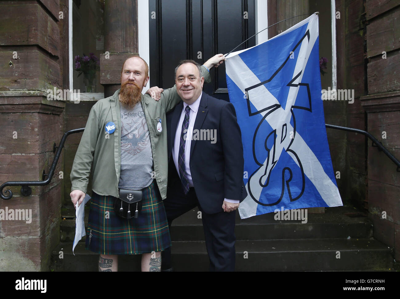 Il primo ministro scozzese Alex Salmond ha con un Sì sostenitore a Turriff durante un giorno storico per la Scozia, in quanto gli elettori determinano se il paese dovrebbe rimanere parte del Regno Unito. Foto Stock