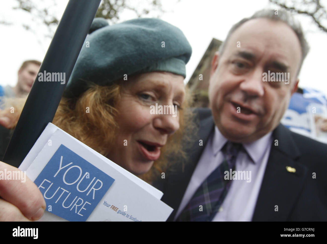 Il primo ministro scozzese Alex Salmond con un Sì sostenitore a Turriff durante un giorno storico per la Scozia, in quanto gli elettori determinano se il paese dovrebbe rimanere parte del Regno Unito. Foto Stock