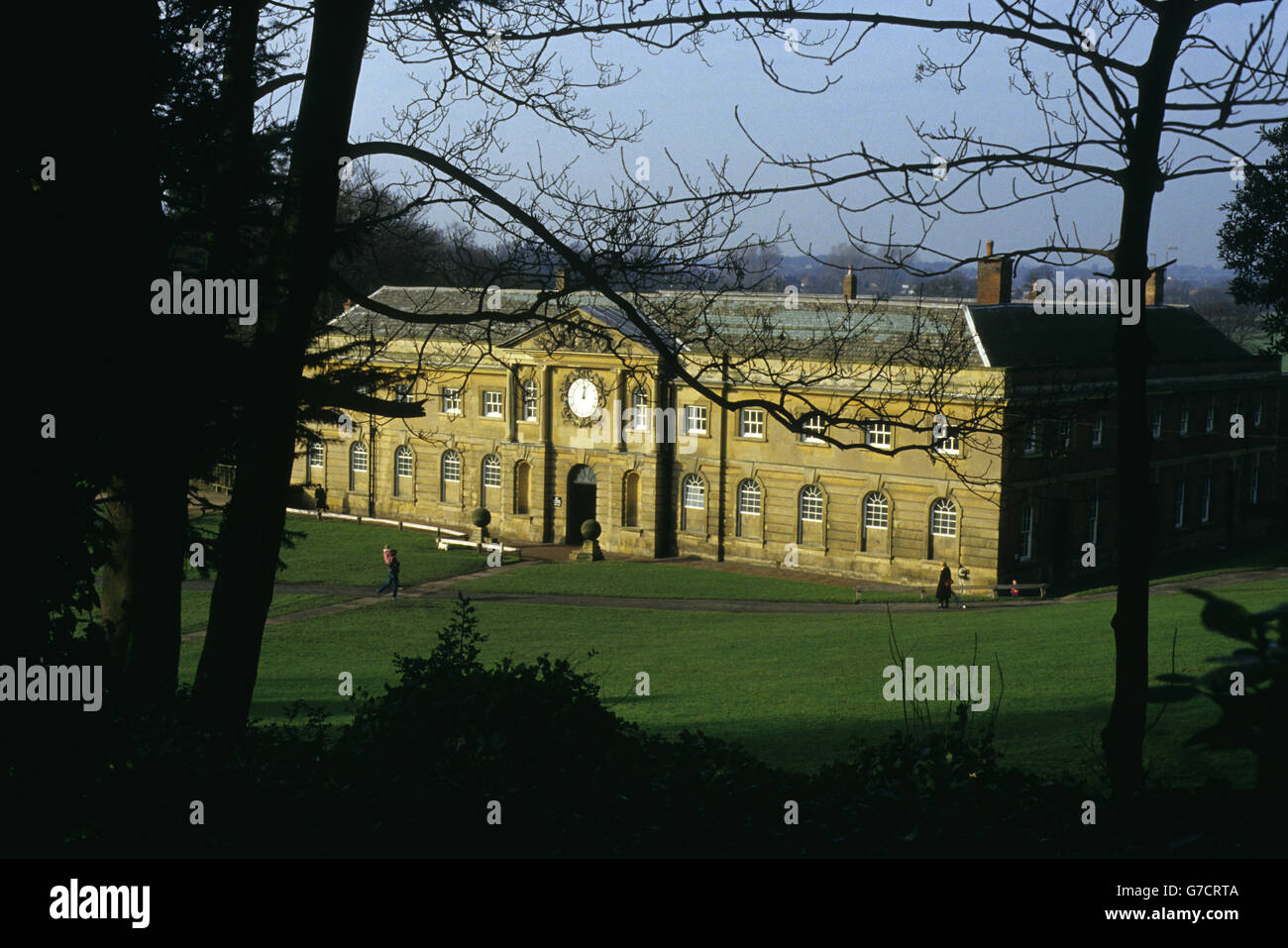 Immagine che mostra il Museo industriale di Nottingham che si trova nel blocco di scuderie del 17 ° secolo di Wollaton Hall in Wollaton Park, Nottingham. Wollaton Hall fu costruita tra il 1580 e il 1588 per Sir Francis Willoughby e si ritiene sia stata progettata dall'architetto elisabettiano Robert Smythson. Nel 2011, le scene chiave del film di Batman The Dark Knight Rises sono state girate all'esterno di Wollaton Hall. Foto Stock