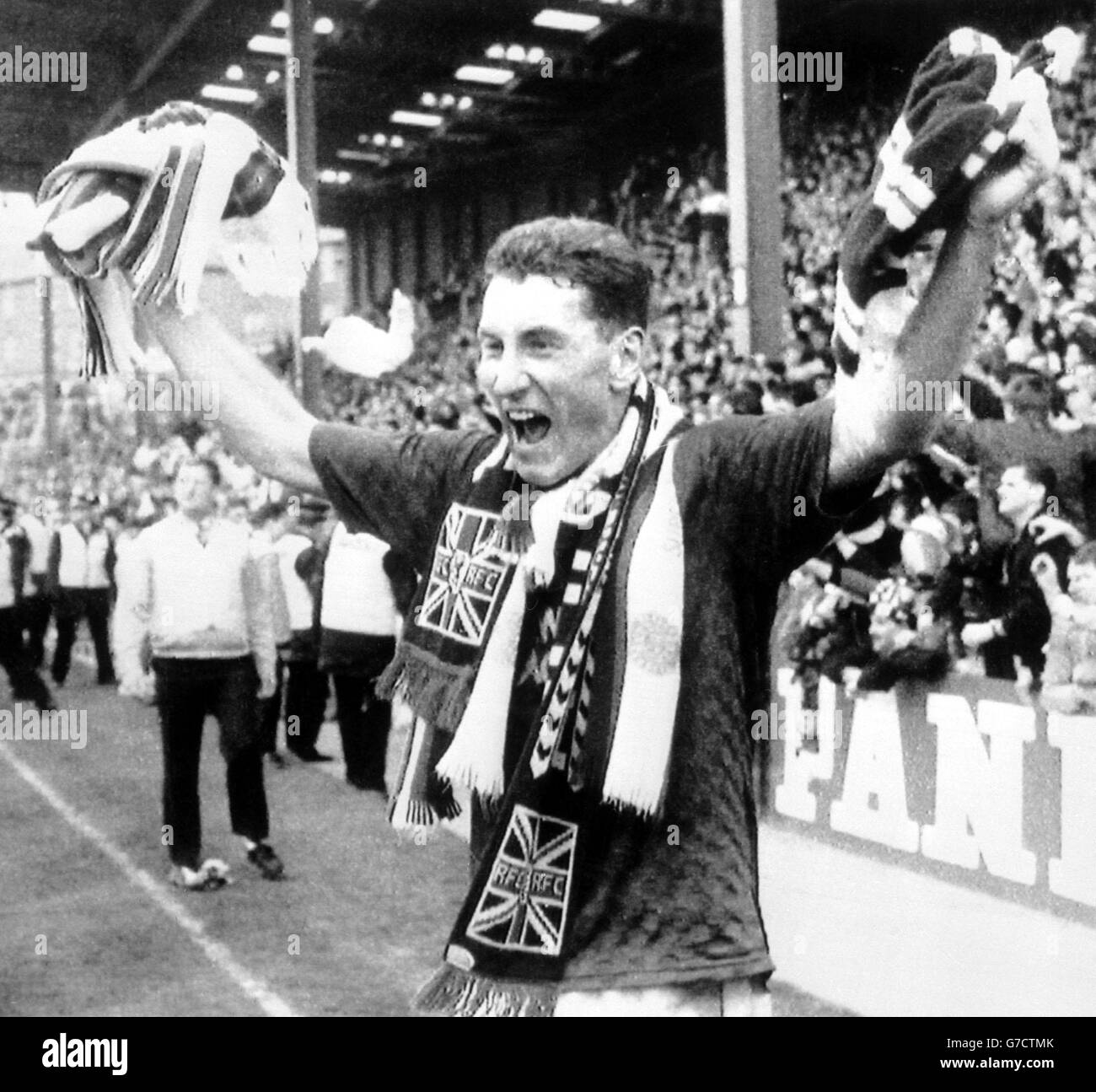 Il capitano della squadra dei Glasgow Rangers Terry Butcher festeggia, dopo che la sua squadra ha vinto il campionato della lega scozzese a Dundee. Foto Stock