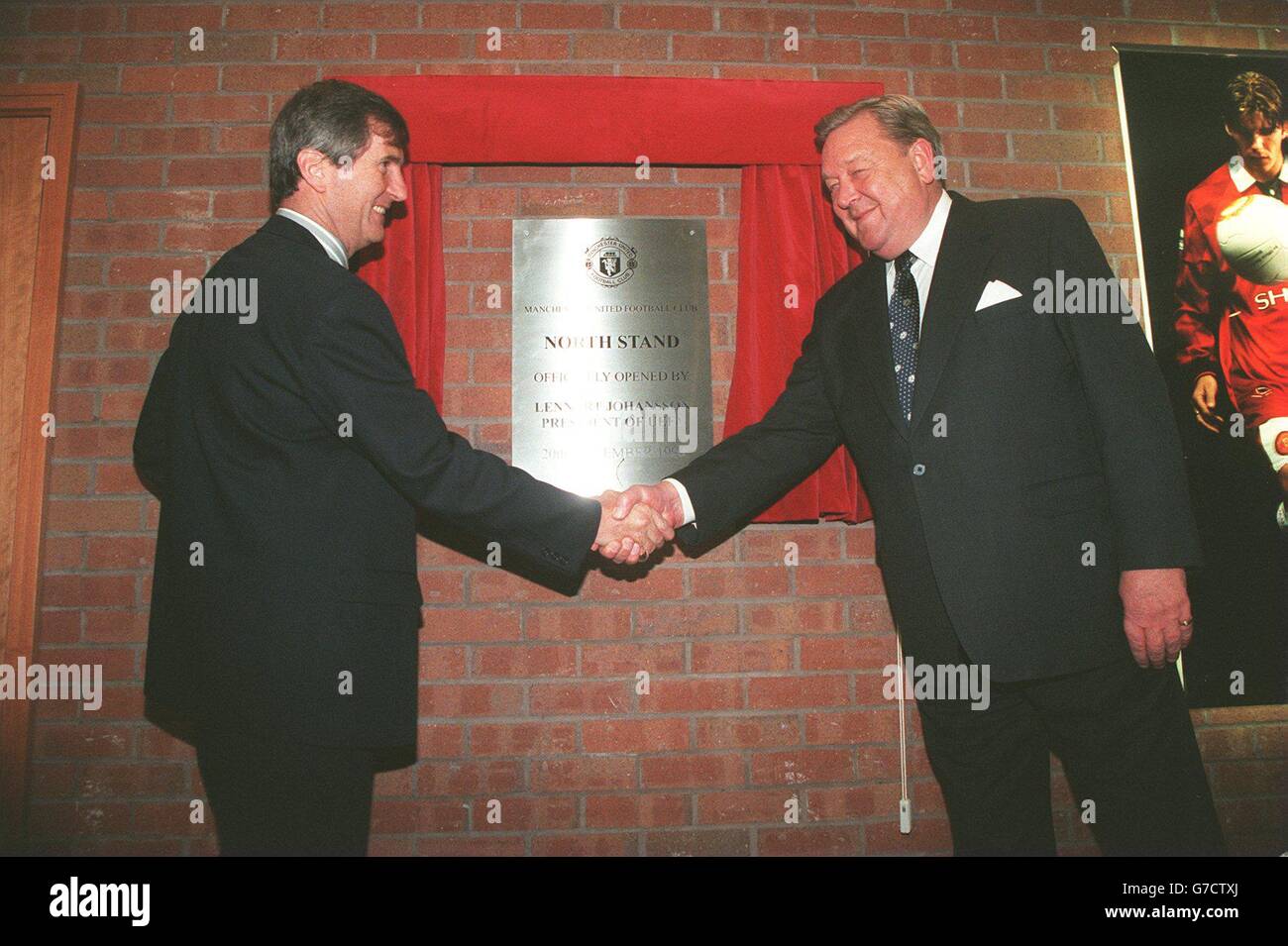 Lennard Johansson con il presidente del Manchester United Martin Edwards, apre il nuovo stand Nord a Old Trafford. Foto Stock