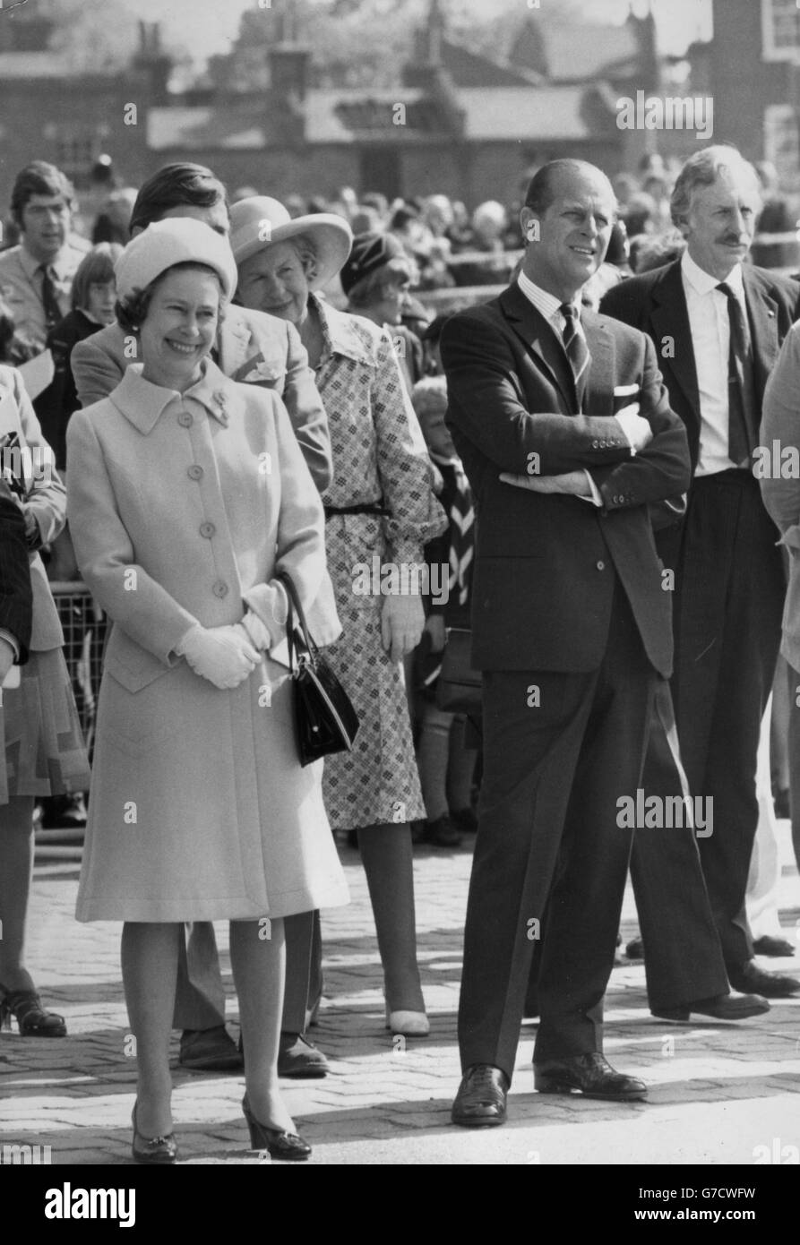 La regina Elisabetta II e il duca di Edimburgo guardano un gruppo di teatri amatoriali durante una visita a Greenwich. Foto Stock