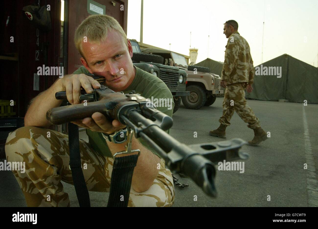 L'esperto di Munitons Sgt Shawn Walters, di Elgin in Scozia, esamina un fucile da attacco AK47 confiscato dalla gente del posto durante la sosta e la ricerca di pattuglie vicino all'aeroporto internazionale di Basra in Iraq. È membro del 51 Squadron RAF Regiment, con sede a RAF Lossiemouth, in Scozia, che è responsabile della protezione dell'aeroporto dagli attacchi. Foto Stock