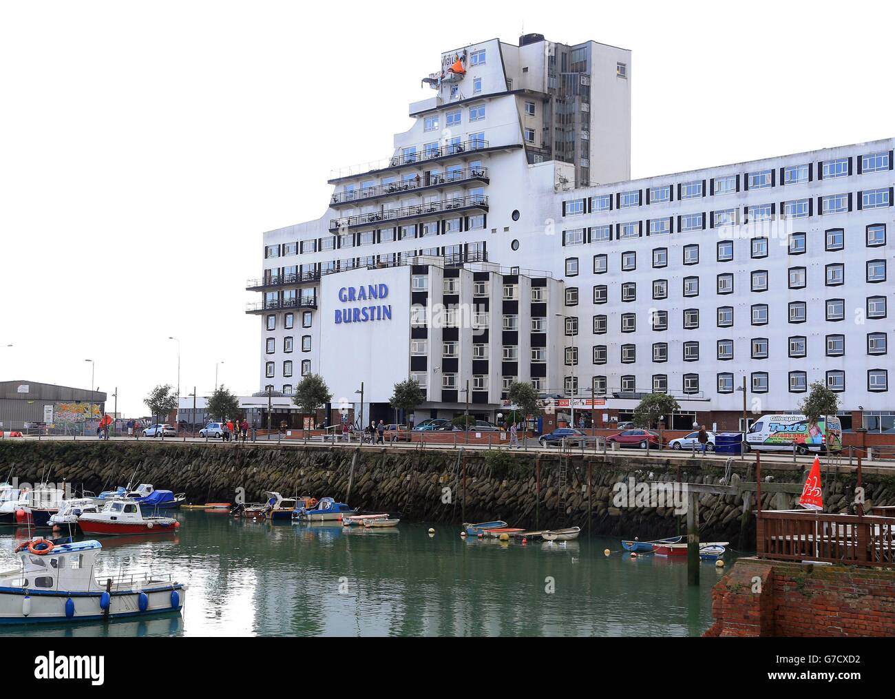 Il Grand Burstin Hotel a Folkestone, Kent, dove i richiedenti asilo sono stati trasferiti all'hotel sul lungomare dall'ufficio di casa per facilitare il sovraffollamento altrove. Foto Stock